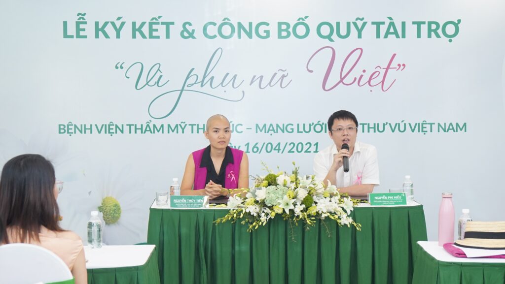 Ông Nguyễn Phi Hiếu (phải) - Đại diện Bệnh viện Thẩm mỹ Thu Cúc chia sẻ cảm nghĩ.