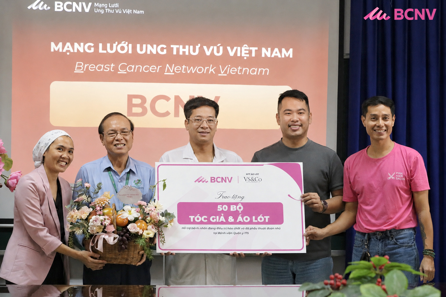 BCNV trao tặng tóc giả và áo lót Pinkmate cho bệnh nhân ung thư tại Bệnh viện Quân y 175
